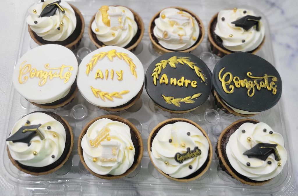Black & Gold Graduation Cupcakes