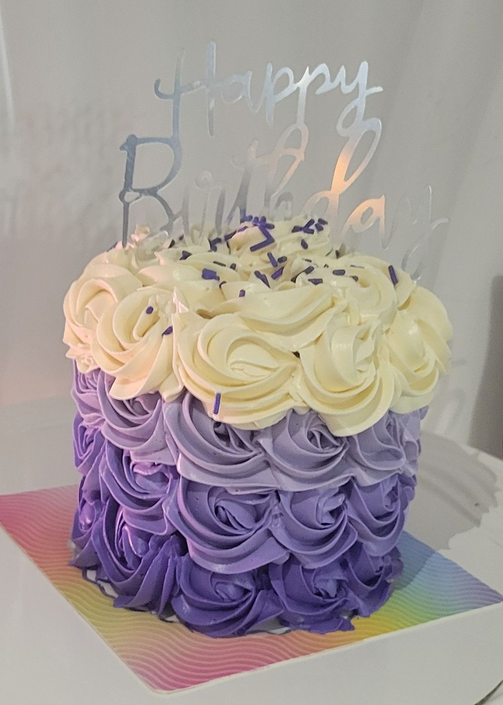 A classy purple-and-white floral elegant cake