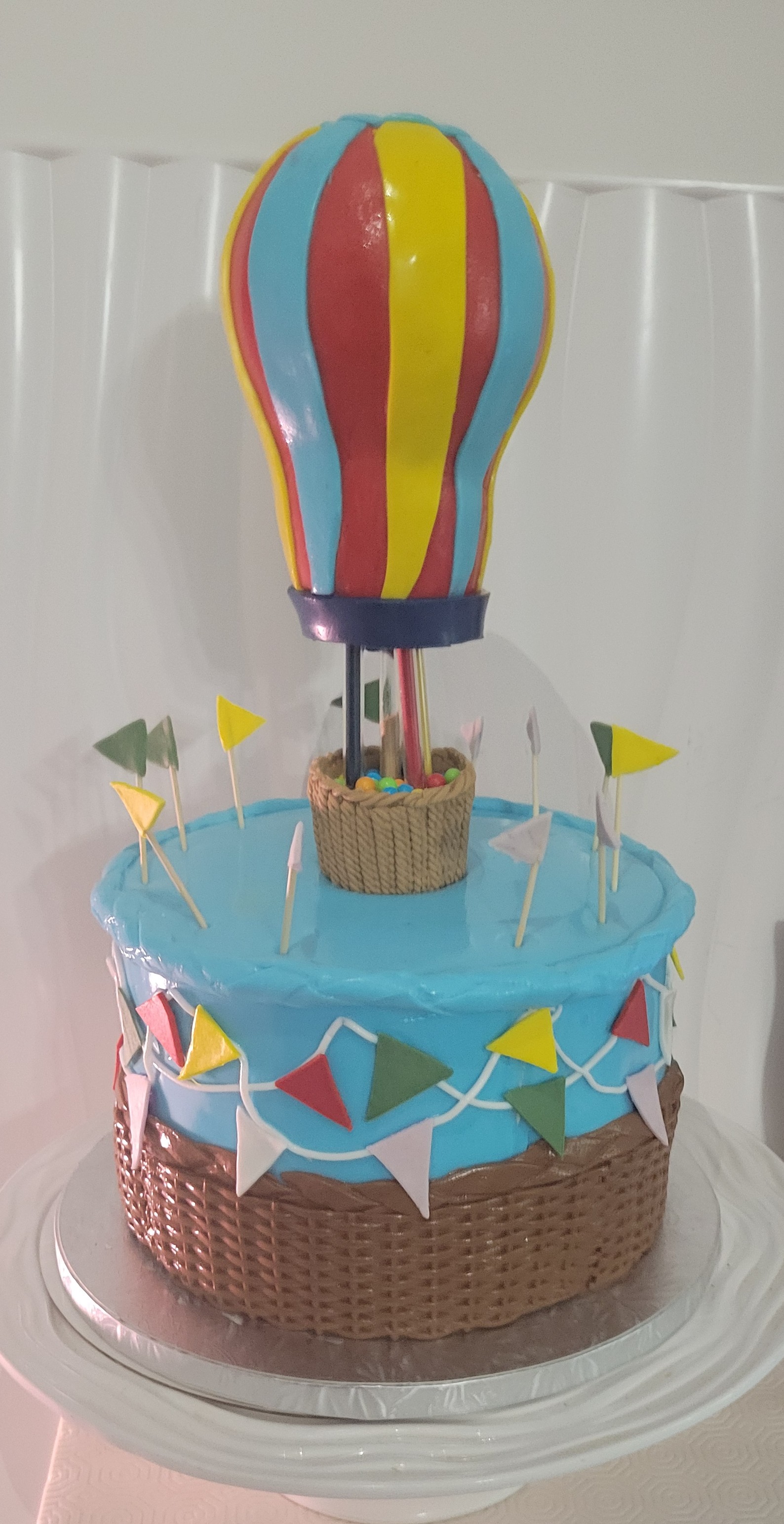 Up, up, and away! ๐โจ This whimsical hot air balloon cake is the sweetest way to take celebrations to new heights.