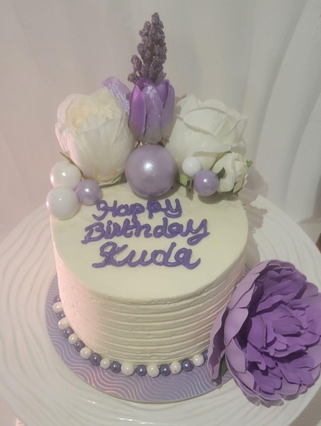 A classy purple-and-white floral elegant cake