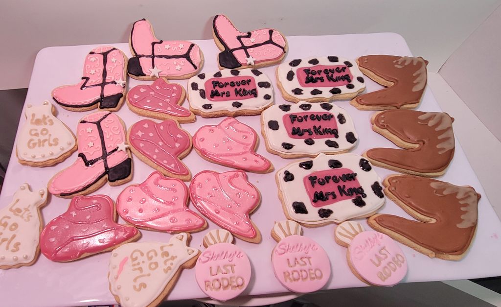 Last Rodeo cupcakes and cookies