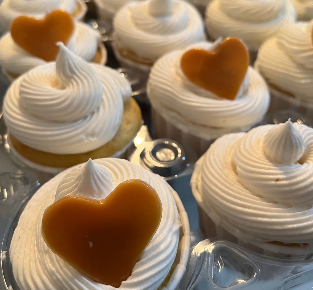 Cameral Twirl Wedding Cupcakes