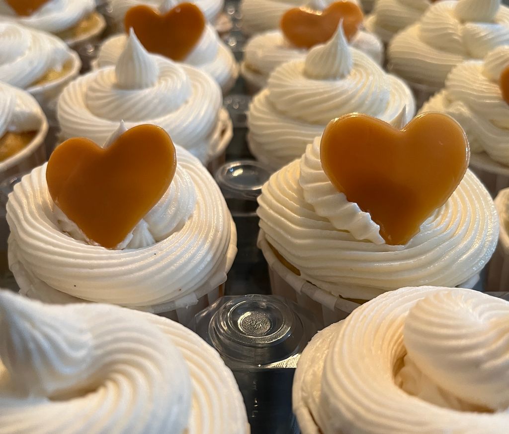 Cameral Twirl Wedding Cupcakes